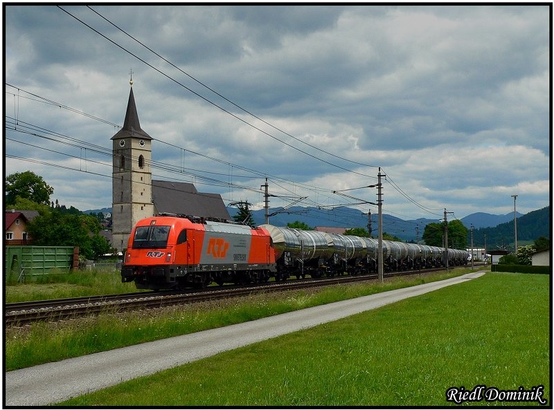 1216 902 zieht den aus Kesselwgen bestehenden 95128 von Niklasdorf nach Passau. Kammern 14.06.2008