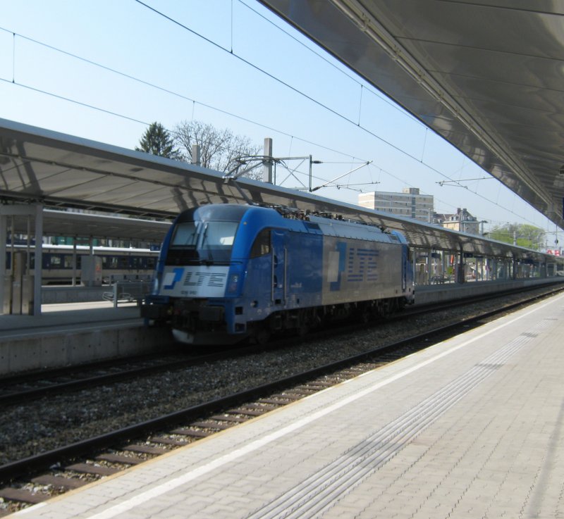 1216 910 der LTE als Lz rauscht durch den Bahnhof Wien Meidling. 07.04.2009.