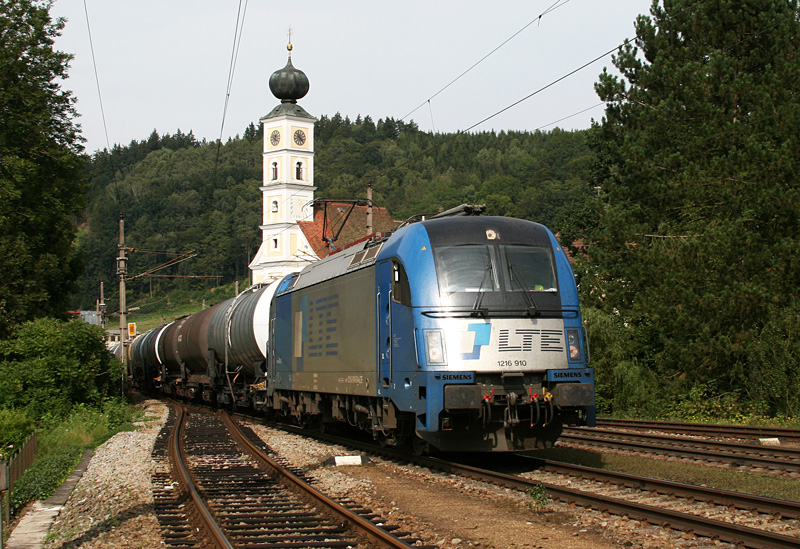 1216 910 der LTE mit einem Kesselwagenzug am 26.08.2009 in Wernstein am Inn.