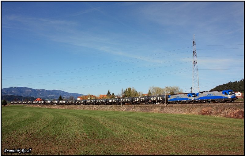 1216 921 schleppt die 1216 920 und den Leerkerosinzug 48431 nach Koper. 10.04.2009 Knittelfeld