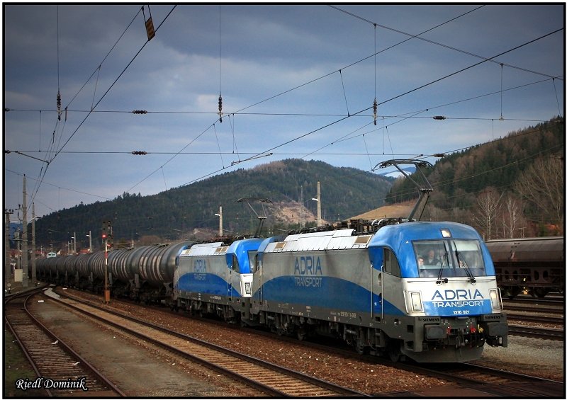 1216 921 zieht mit ihrer Schwesterlok den 48431 durch das verregnete Murtal. 27.03.2009 Knittelfeld