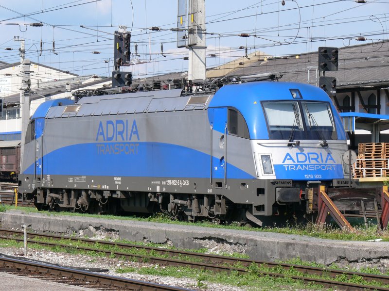 1216 922 von Adria Transport (Graz Kflacher Bahn) stand am 05/08/2009 in Salzburg geparkt.