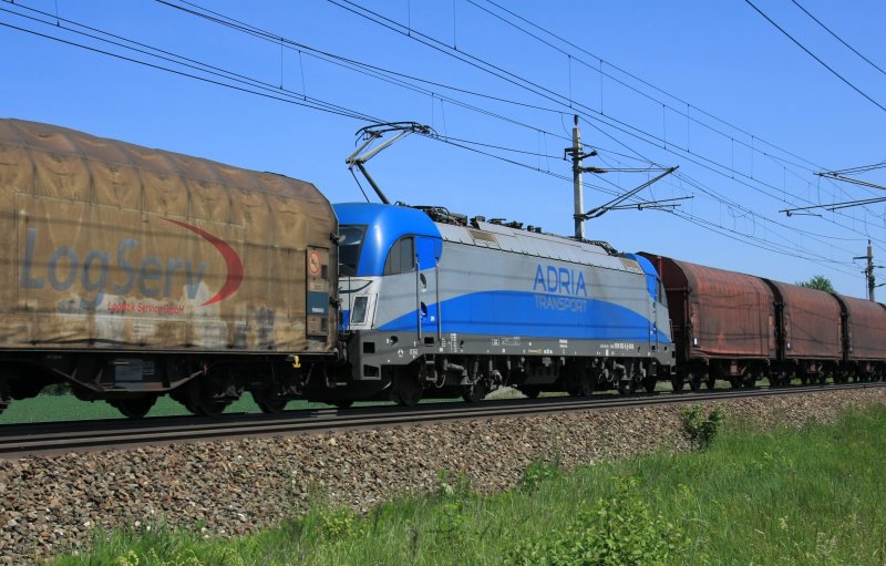 1216 922 der GKB unterwegs als Zwischentriebfahrzeug in einem Gterzug, gezogen von der CargoServ 1216 930. Aufgenommen am 19. Mai 2009 bei Hrsching.