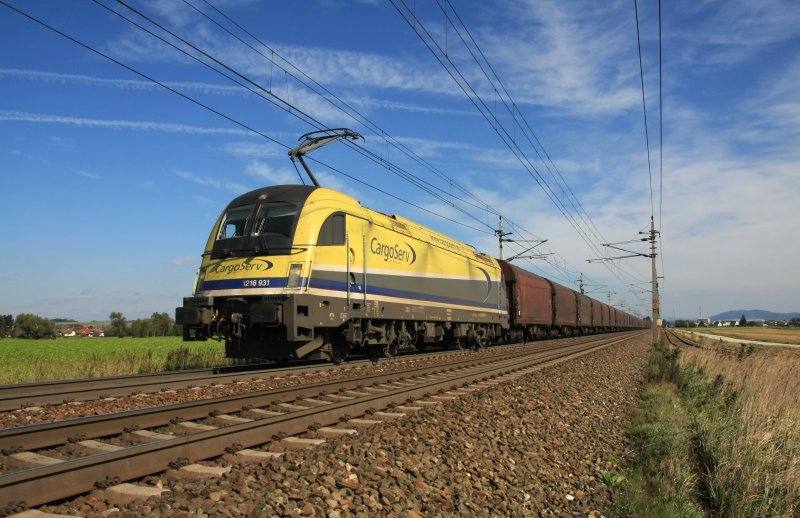 1216 931 unterwegs auf der Westbahn bei Hrsching am 4. Oktober 2009. Wie blich war in der Mitte des Zuges ein zweites Tfzg (an diesem Tag der Adria - Taurus 1216 922) eingereiht.