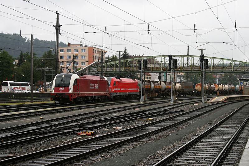 1216 940 der SLB und 541 002 der SZ (slovenske zeleznice = slowenische Bahn) mit dem KLV Zug 41863 von Lokomotion am 22.08.2009 in Salzburg Hbf.