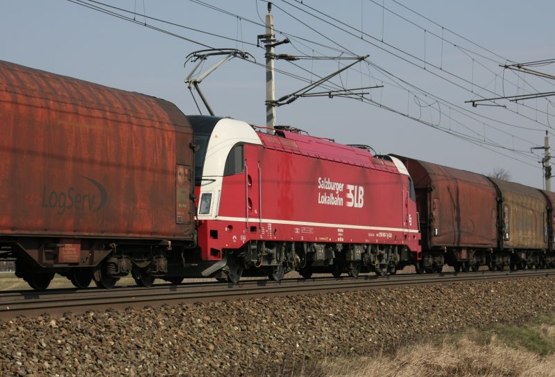1216 940 der SLB unterwegs auf der Westbahn als Zwischentriebfahrzeug bei einem Gterzug gezogen von der CargoServ 1216 930. Aufgenommen bei Hrsching am 22. 03. 2009. 