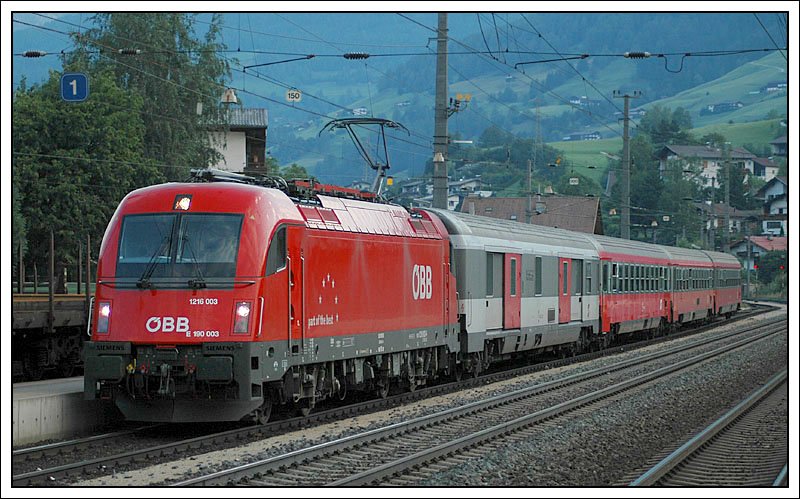 1216.003 bespannte am 27.7.2007 den REX 1871 von Innsbruck nach Lienz in Osttirol. Auf italienischer Seite wird dieser Zug ab Brenner bis San Candido/Innichen als R 1871 gefhrt. Ab Weitlanbrunn bis Lienz fhrt er wieder als REX 1871. Die Aufnahme enstand beim Halt in Matrei auf der Brenner Nordrampe um 7:17.