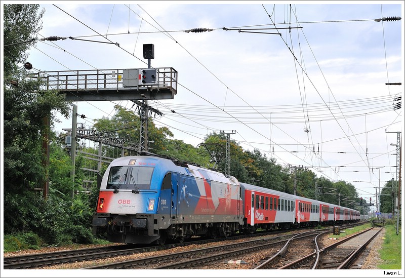 1216.226 (EM-Tschechien) auf Zufhrung zu ihrer letzten Fahrt vor der Defolierung. Penzing, 9.8.2009, Lp19627.