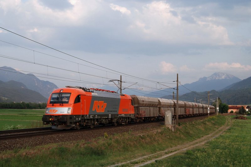 1216.901 (RTS) mit dem Schlackezug (GAG 47892) bei Flaurling (29.04.2007)