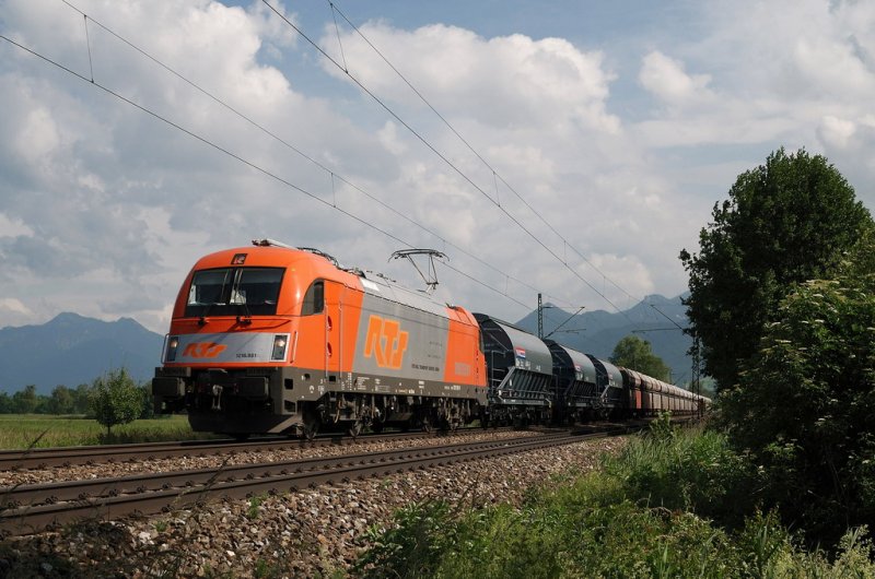 1216.901 (RTS) mit dem Schlackezug (GAG 47892) vor Prien am Chiemsee (06.06.2007)