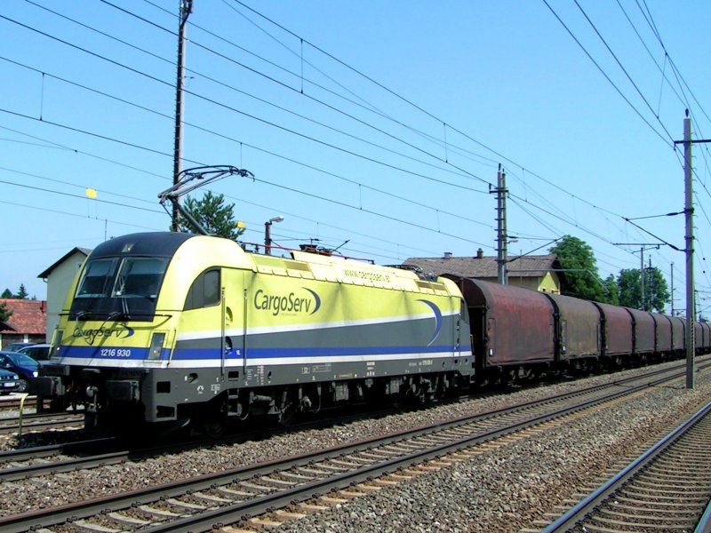 1216930_CargoServ mit LogServ Ganz-Zug durchfhrt Bhf.Marchtrenk, in der Mitte war die Lok der SLB eingereiht; 090525