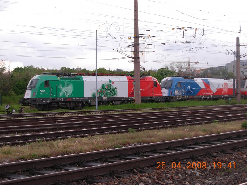 1216er-Doppel, bestehend aus der italienischen und der tschechischen EM-Lok, gut versteckt im letzten Winkel der Traktion Wien Sd (Aufnahme vom 25.4.2008).