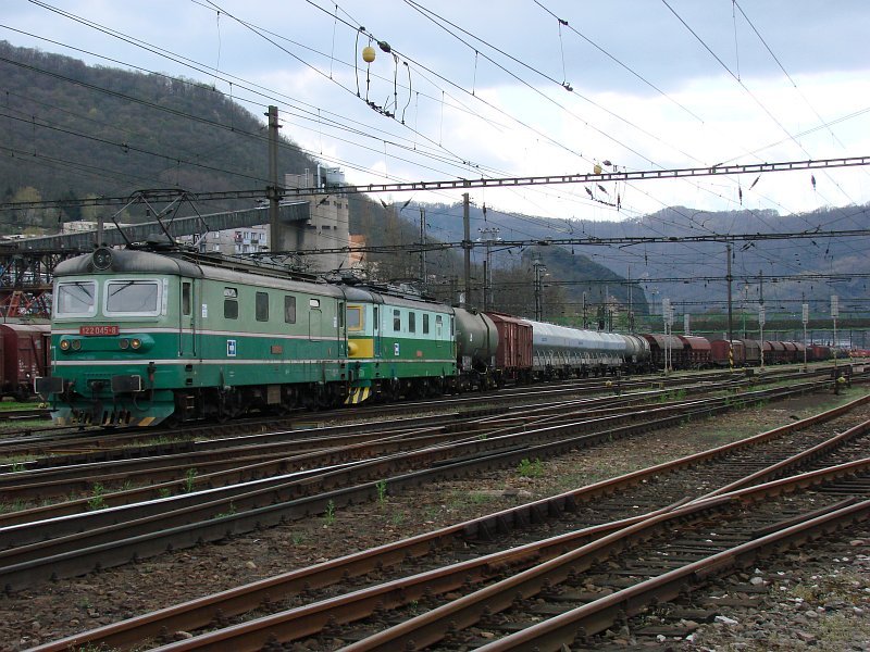 122 045-8 und 122 049-0 am 13.04.2008 in Usti nad Labem-strekov
