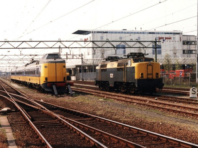 1221 und eine Koploper auf Bahnhof Leeuwarden am 25-4-1995. Bild und scan: Date Jan de Vries.