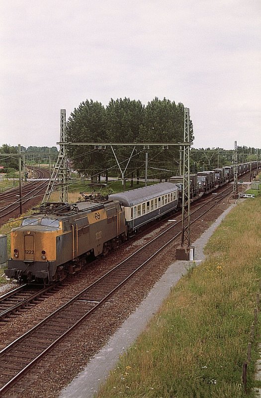 1222 mit Militrzug in Boxtel 25-06-1993.