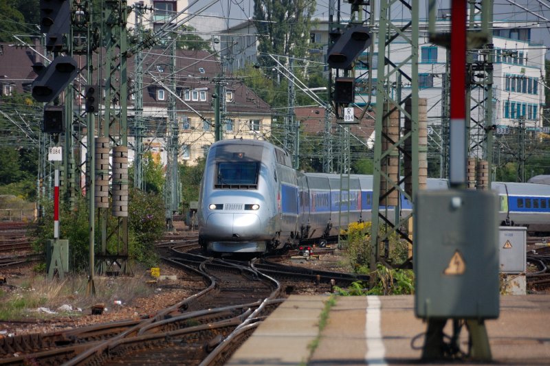 12:26 Uhr, Stuttgart Hbf: Ein POS-TGV wird bereitgestellt. Langsam und mit leisem Summen sucht er sich seinen Weg durch das Weichenlabyrinth Richtung zugewiesenem Bahnsteig. (16.08.08).