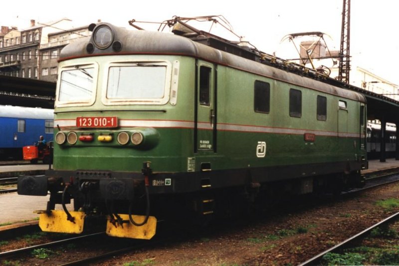 123 010-1 auf Bahnhof Praha-Masarykovo am 8-5-1995. Bild und scan: Date Jan de Vries.



