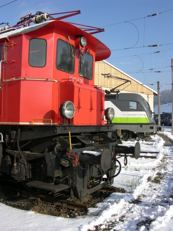 1245-525 und 1116-142 im Knittelfelder Heizhaus mit der neuen L�rchenfassade.