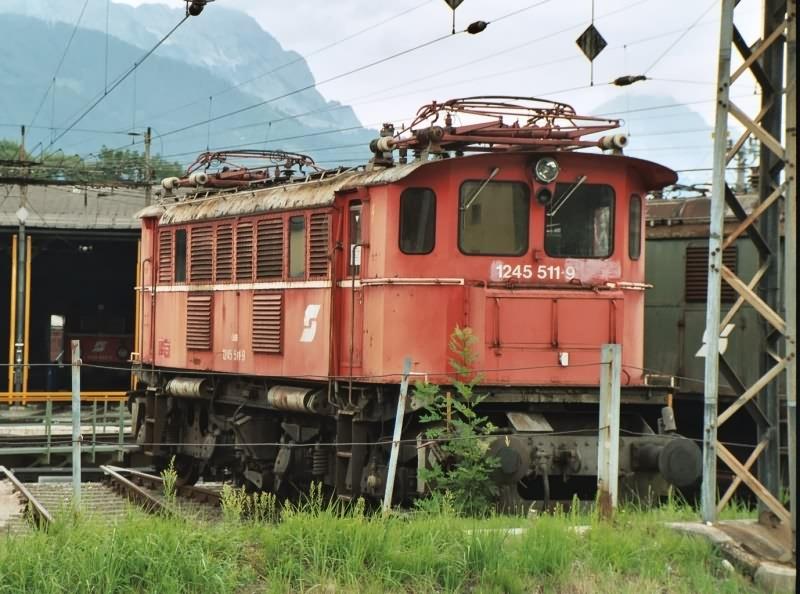 1245.511 vor dem Lokschuppen in Selzthal im August 2003