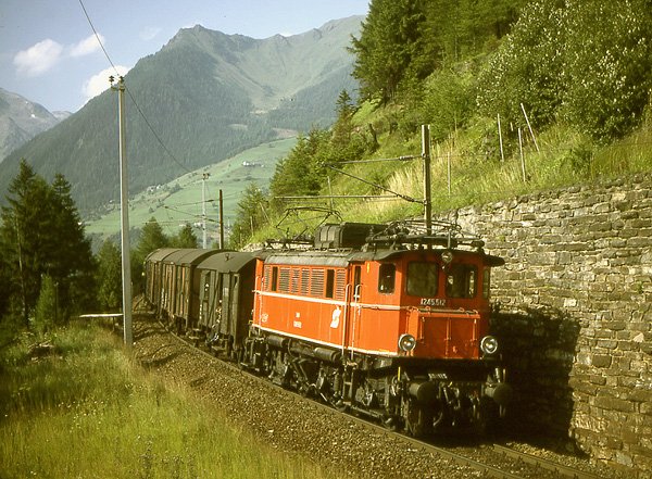 1245.512 vor Sammler Mallnitz - Spittal-Millst�ttersee am 12.8.1983 auf der Tauern - S�drampe bei Obervellach. Dieses Streckenst�ck ist heute nicht mehr vorhanden. (Kaponik - Tunnel) 