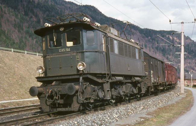 1245.514 mit Gterzug auf der Strecke St.Veit (Glan) - Villach am Ossiacher See bei Annenheim. Mrz 1967