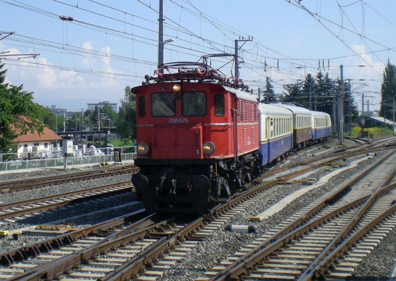 1245.525 am 28.8.2008 mit ihrem Nostalgie-Se(h)enzug bei der Einfahrt in Klagenfurt Hbf.