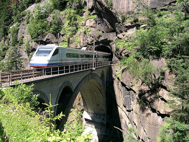 125 Jahre Gotthardbahn - Als CIS 155 Zrich - Triest ist am 07.07.2007 die ETR 470 Garnitur 057 unterwegs in den Sden. Gleich hat er den Aufstieg zum Gotthard-Scheiteltunnel geschafft, als er die Obere Maienreussbrcke berquert, und dann gehts nur noch abwrts. Dieser Cisalpino war brigens pnktlich unterwegs!