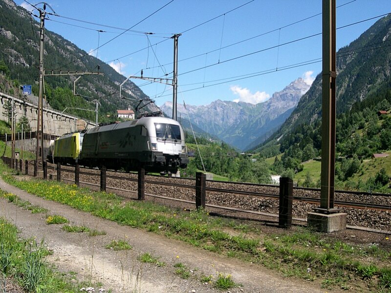 125 Jahre Gotthardbahn - Am 07.07.2007 ziehen die beiden Loks ES 64 U2-100 und E189 091 einen Hupac - Gterzug ber die Gotthard-Nordrampe. Wenige Augenblicke spter tauchen sie nocheinmal ber uns und in der Gegenrichtung auf. Das Bild entstand wieder vom Wanderweg Gottardo aus.