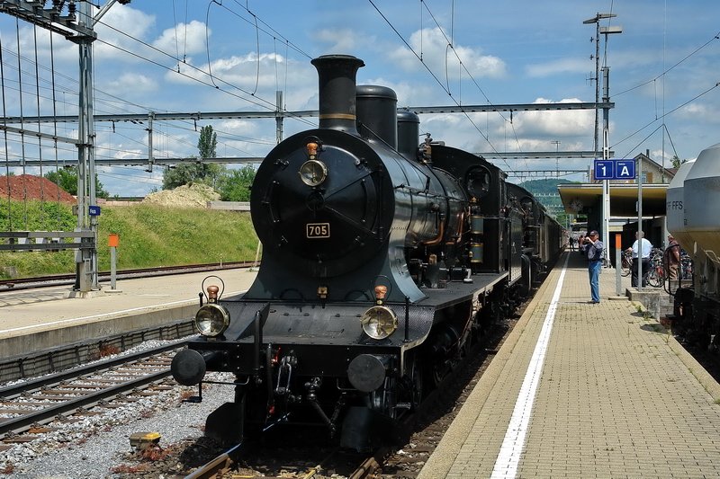 125 Jahre Gotthardbahn - Der historische Extrazug, bestehend aus den beiden Dampflokomotiven A 3/5 (705) und C 5/6 (2978) und historischen 1.-, 2.- und 3.-Klasswagen bei seiner berfhrungsfahrt nach Erstfeld. Zwischenhalt im Bahnhof Frick (Aargau) am 31.5.2007.