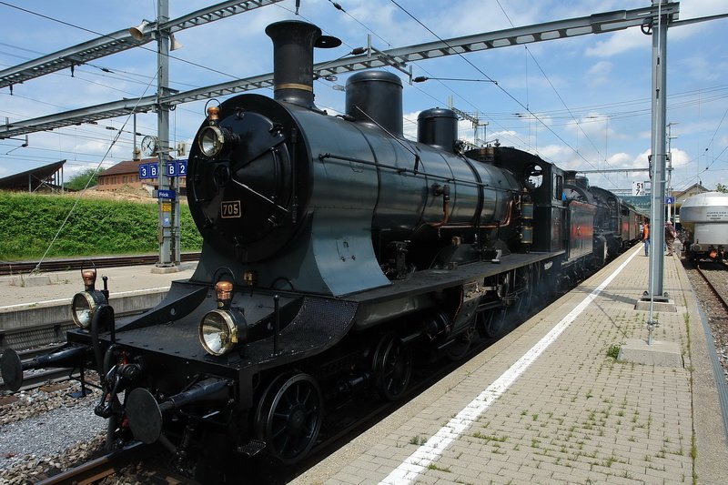125 Jahre Gotthardbahn - Der historische Extrazug aus Basel mit Doppeltraktion und der A 3/5 (705) am Anfang, ist gerade auf Geleis 1 in Frick (Aargau) eingefahren. Fr einige Sekunden ist der Bahnsteig noch leer. 31.5.2007 