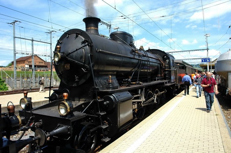 125 Jahre Gotthardbahn - Der historische Extrazug mit Doppeltraktion hat als zweite Lok die C 5/6 (2978) mit dabei. Ziel der berfhrungsfahrt ist Erstfeld, wo am 1. und 2. Juni die grossen Feierlichkeiten zum Jubilum sind. Bhf. Frick (Aargau) am 31.5.2007.