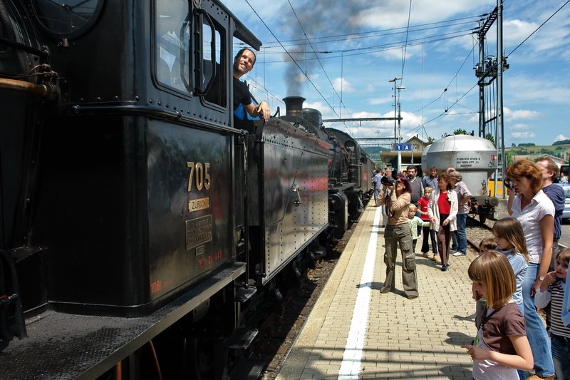 125 Jahre Gotthardbahn - Der historische Extrazug mit Doppeltraktion bringt Jung und Alt zum Staunen, whrend der Lokfhrer schon ungeduldig auf das Ausfahrtsignal blickt. Hier im Bhf. Frick (Aargau) war nur ein kurzer Zwischenhalt, auf der berfhrungsfahrt nach Erstfeld. 31.5.2007