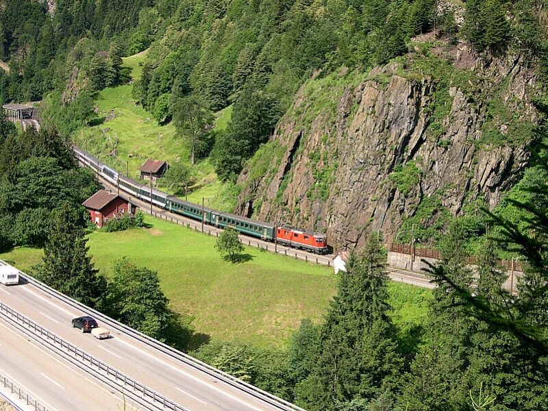 125 Jahre Gotthardbahn - Der zweite Teil unserer Wanderung am Gotthard fhrt uns von Gurtnellen nach Amsteg. An der Aussichtskanzel Groprchtigen fhrt am 08.07.2007 der IR 2272 Locarno - Zrich, gezogen von einer Re 4/4 nordwrts. Achtung fr Wanderer: Die Wegfhrung des Gotthard-Wanderweg am Bahnhof Gurtnellen ist etwas verwirrend. Von der Bushaltestelle Gurtnellen Gotthardstrae luft man zum Bahnhof auf der ausgeschilderten Route. Der Wanderwegs selbst biegt aber vor dem Bahnhof rechts in eine Seitenstrae ab. Hinter dem Bahnhof kann man jedoch ber eine Wiese wieder auf den Wanderweg gelangen. Und hier ist wichtig, das man auf der linken Reussseite bleibt und erst die zweite Fussgngerbrcke benutzt! Hier fehlen ganz einfach zwei Schilderchen. 