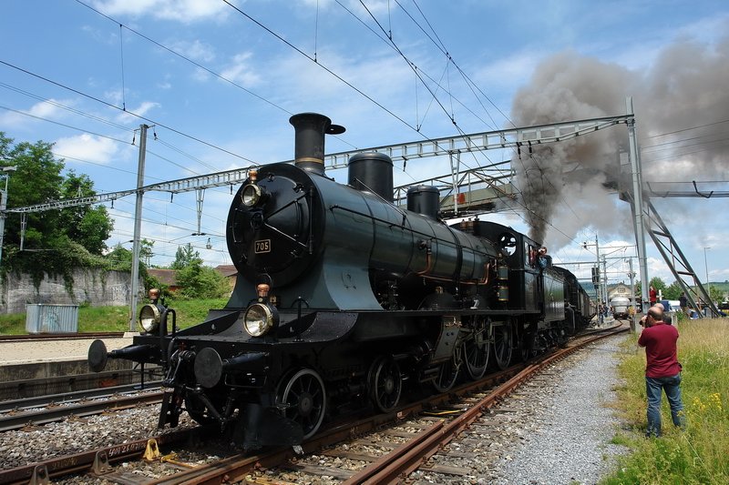 125 Jahre Gotthardbahn - Ein herrliches Erlebnis, wenn der historische Extrazug mit der A 3/5 (705) an der Spitze, dicht an einem vorbei schnauft. Bhf. Frick (Aargau) am 31.5.2007.