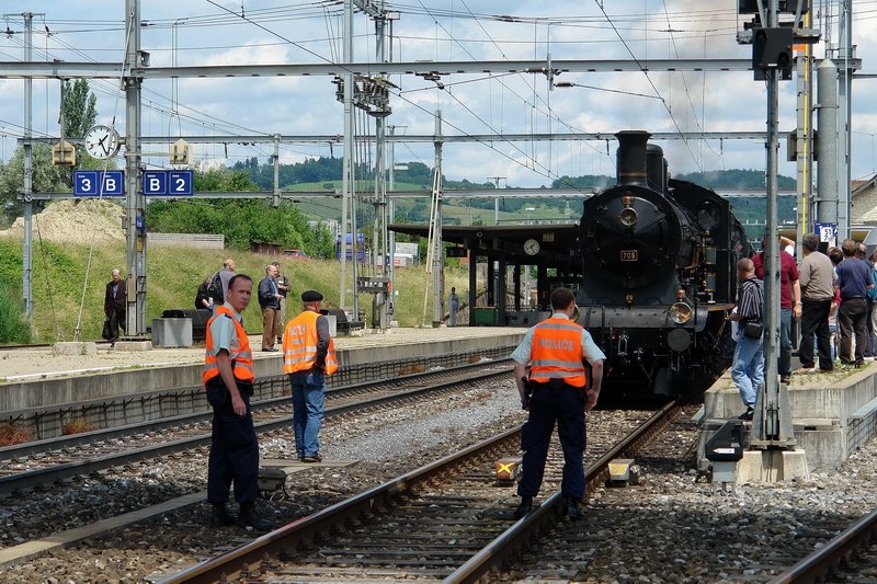 125 Jahre Gotthardbahn - Etwas misstrauisch schaut ein Polizist zu mir herber. Keine Angst, ich springe schon nicht vor den Zug. Der historische Extrazug setzt in ein paar Minuten seine berfhrungsfahrt nach Erstfeld fort. Bhf. Frick (Aargau) am 31.5.2007.