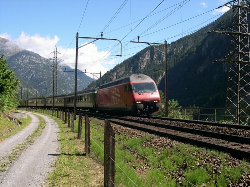 125 Jahre Gotthardbahn - Mit EC 173 Schaffhausen - Venedig hat sich am 07.07.2007 SBB Re 460 049-0 mit dem eigenartigen Namen  Pfannenstiel  die Gotthard-Nordrampe hinauf geqult. Nicht weniger als 14 Wagen zhlte ihr Zug. An der Spitze waren 4 zustzliche Wagen eingereit. Wir treffen kurz hinter dem Bahnhof Gschenen, bei km 69,5 auf den sdwrts fahrenden Zug.