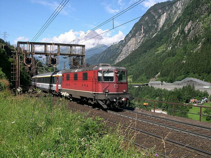 125 Jahre Gotthardbahn - Mit EC 177 Zrich - Mailand hat am 07.07.2007 SBB Re 4/4 11155 den Pfaffensprung - Kreiskehrtunnel durchfahren, der erste Kreiskehrtunnel aus Richtung Arth-Goldau, auf dem Weg zum Scheiteltunnel. Rechts hinten sieht man die sehr gut besuchte Gotthard-Autobahn sowie die Abbruchstelle des Bergsturzes von 2006 (kurz vor dem Beginn der Gallerie).