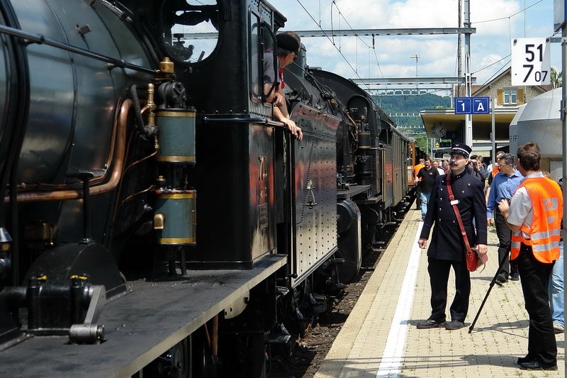 125 Jahre Gotthardbahn - Vor der Weiterfahrt des historischen Extrazuges nach Erstfeld, findet noch ein kurzes Gesprch zwischen Kondukteur, auch in historischer Kleidung, und dem Lokfhrer statt. Bhf. Frick (Aargau) am 31.5.2007.
