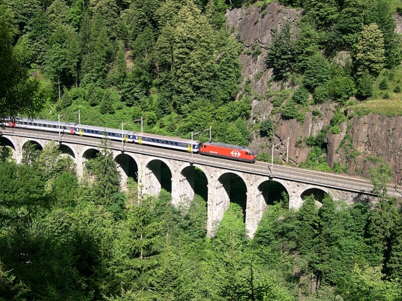 125 Jahre Gotthardbahn - Wie immer folgt nach dem IR in Richtung Norden im Abstand von 10 bis 15 min der EuroCity bzw. der Cisalpino. Am 08.07.2007 berquert eine Re 460 mit IC 672 Chiasso - Basel den letzten an der Gotthardbahn noch original erhaltenen Viadukt, den Seckenviadukt. Die Aussicht wurde im Zuge des Ausbaus des Gotthardwanderweges extra von Bumen befreit und eine Aussichtskanzel mit Infotafeln errichtet. Auch strt hier die Autobahn und die Kantonsstrae nicht, da diese sich hier direkt unterhalb in einem Tunnel bzw. einer Lawinenschutzgallerie befinden. 
Der Aufstieg aus dem Reusstal hier hoch war allerdings bei Temperaturen um die 27C etwas schweitreibend. 