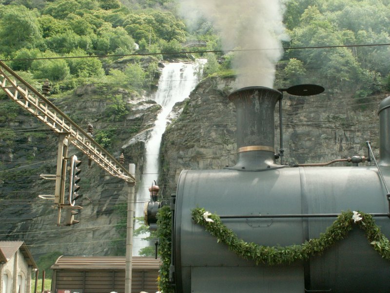 125 Jahre Gotthardbahn.Hier knnten die beiden Loks des Jubilum Extrazuges eigentlich  Wasser fassen  Wie man sieht,wre genug vorhanden.Biasca 02.06.07