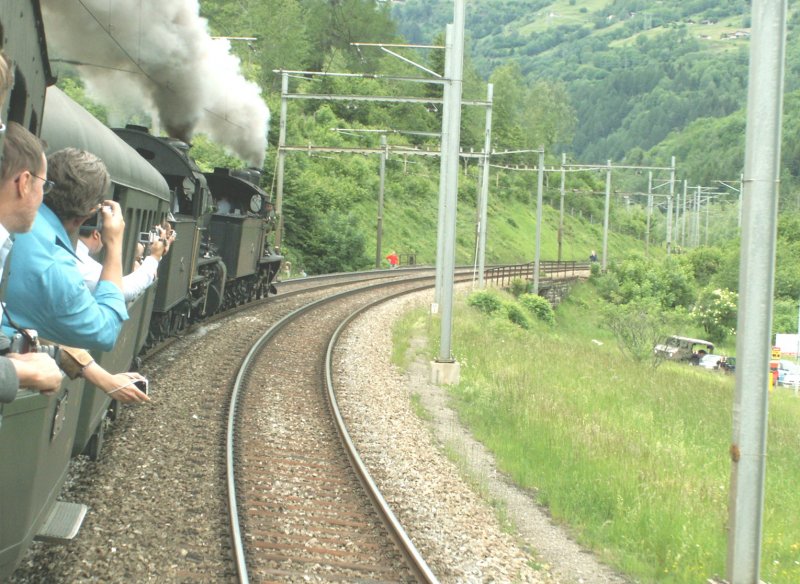 125 Jahre Gotthardbahn. Hllenritt ber die Alpen  Dampfextrazug mit A 3/5 705 und C 5/6 2978.Die unzhligen Fans an der Strecke machten mit Sicherheit die besseren Aufnahmen.02.06.07