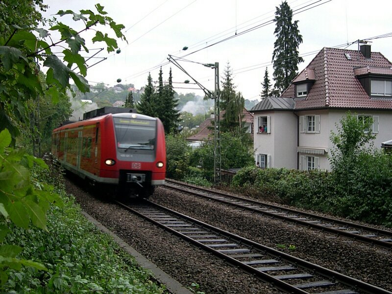 125 Jahre Gubahn - Am 12.09.2004, also ziemlich genau vor drei Jahren, ist dieser 425 in der nhe des Stuttgarter Westbahnhofes unterwegs nach Singen am Hohentwiel. 