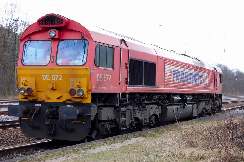 127 Tonnen verteilt auf 21,4m - 2238 KW/3043 PS die es gilt auf 6 Achsen zu bringen.. so prsentiert sich in schmuckem  babyrosa  DE 672 -Transpetrol-, eingestellt bei der HGK, leise brummelnd auf Gleis 1 in Neuoffingen.