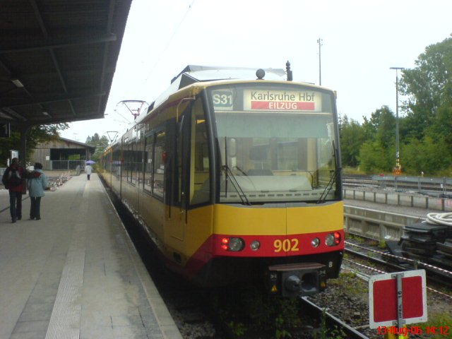 13. August 2006: Zweisystem-Stadtbahntoilettenwagen 902 am Hauptbahnhof in Freudenstadt. Dort wird z. Z. die Strecke Freudenstadt - Eutingen im Gu fr die Verlngerung im Dezember 2006 fr die Linie S41 Karlsruhe - Freudenstadt - Eutingen elektrifiziert.