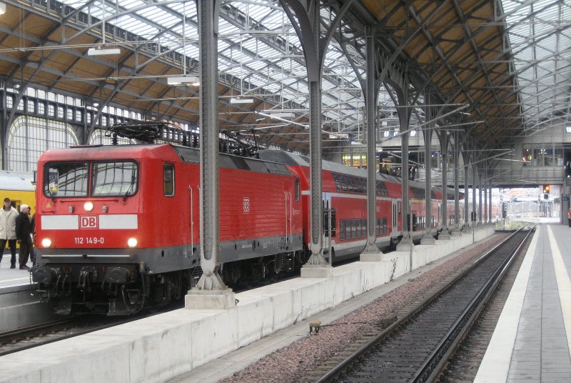 13. Dezember 2008
Hauptbahnhof Lbeck,1908 - 2008,
100 jhriges Jubilum und endlich
unter Strom.
Der erste Regionalexpress nach Hamburg mit 
E-Lok wartet auf die Abfahrt