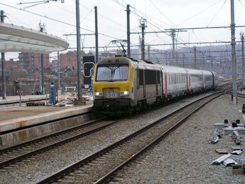 1303 im Bahnhof Lige-Guillemins 13-4-2006