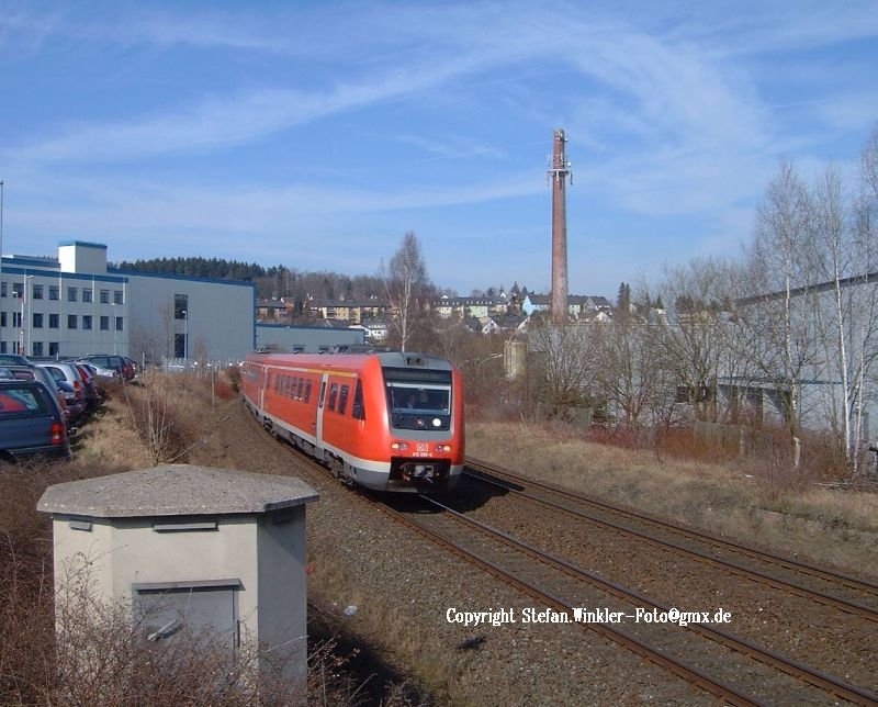 13.03.2007 Ein 612er von Hof nach S�den passiert die Stelle, an der fr�her die Haltestelle Hof-Moschendorf war. Direkt bei 2 grossen Fabriken gelegen, lohnte sich wohl irgenwann dieser HP nicht mehr. Hier gabe es Bahnsteig�berdachungen und einen Fu�g�ngertunnel. Rechts letzte Reste einer Bahnsteigkante. Links sehen wir einen von mehreren grossen Parkpl�tzen f�r die Arbeiter....Vielleicht �ndert sich auch hier mal noch etwas im �PNV...