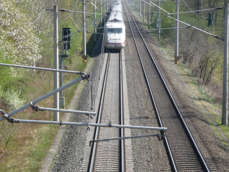 13.04.2009: Ein ICE auf der Strecke Hannover-Berlin Kurz vor Gifhorn. 