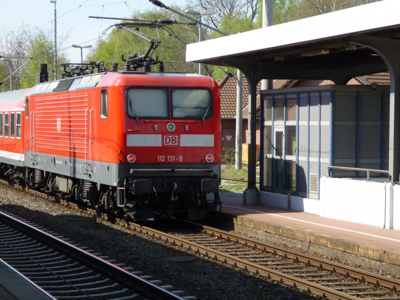 13.04.2009: Ein RegioDB wird von einer 112 131-8 in Richtung Hannover geschoben und verl�sst den Bahnhof Gifhorn-Isenb�ttel.