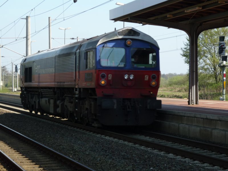 13.04.2009: Eine JT26CW-SS fhrt aus Richtung Wolfsburg durch den Bahnhof Gifhorn-Isenbttel.